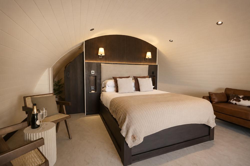 The bedroom with king-size bed, sofa and champagne on ice