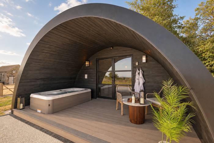 The Hog Hut barrel-arch pod with hot tub, Pantcefn